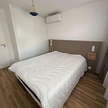 Climatise, Proche Et Commerces, 4 Pers., Parking Prive, Quartier Du Couchant - Fr-1-328-235 *