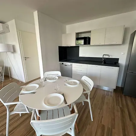 Apartment Climatise, Proche Et Commerces, 4 Pers., Parking Prive, Quartier Du Couchant - Fr-1-328-235